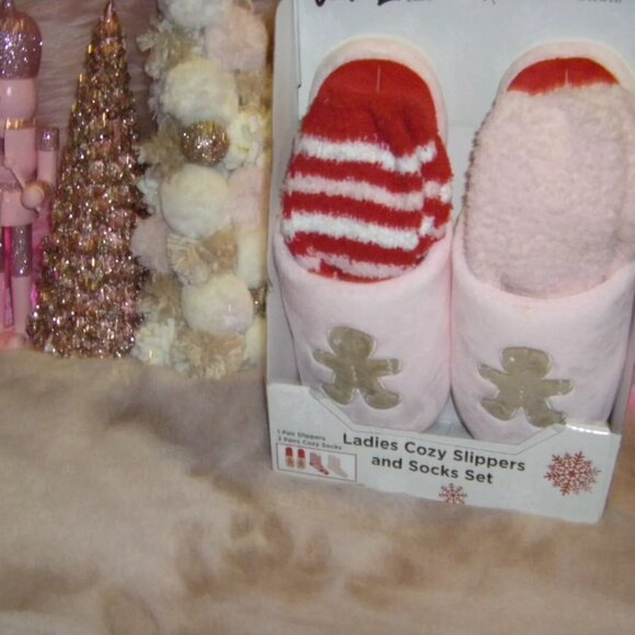 Pink Gingerbread Fuzzy Slippers & Socks *3 Piece Set* Women's Sizes Boxed - Picture 6 of 9